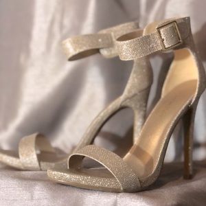 5” stiletto heel in gold glitter!